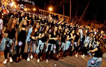 La primera Entraeta de Petrer llena las calles de fiesta