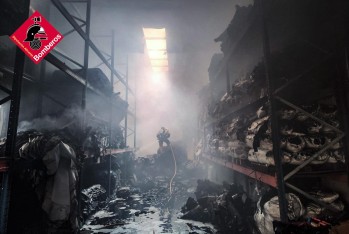 Controlado el incendio de la nave industrial