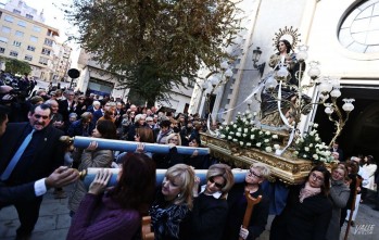 Cientos de personas arropan a la Inmaculada Concepci&oacute;n en su festividad