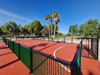 Finaliza la renovaci&oacute;n de la pista deportiva urbana y la zona de juegos infantiles de los Jardines del Vinalop&oacute;