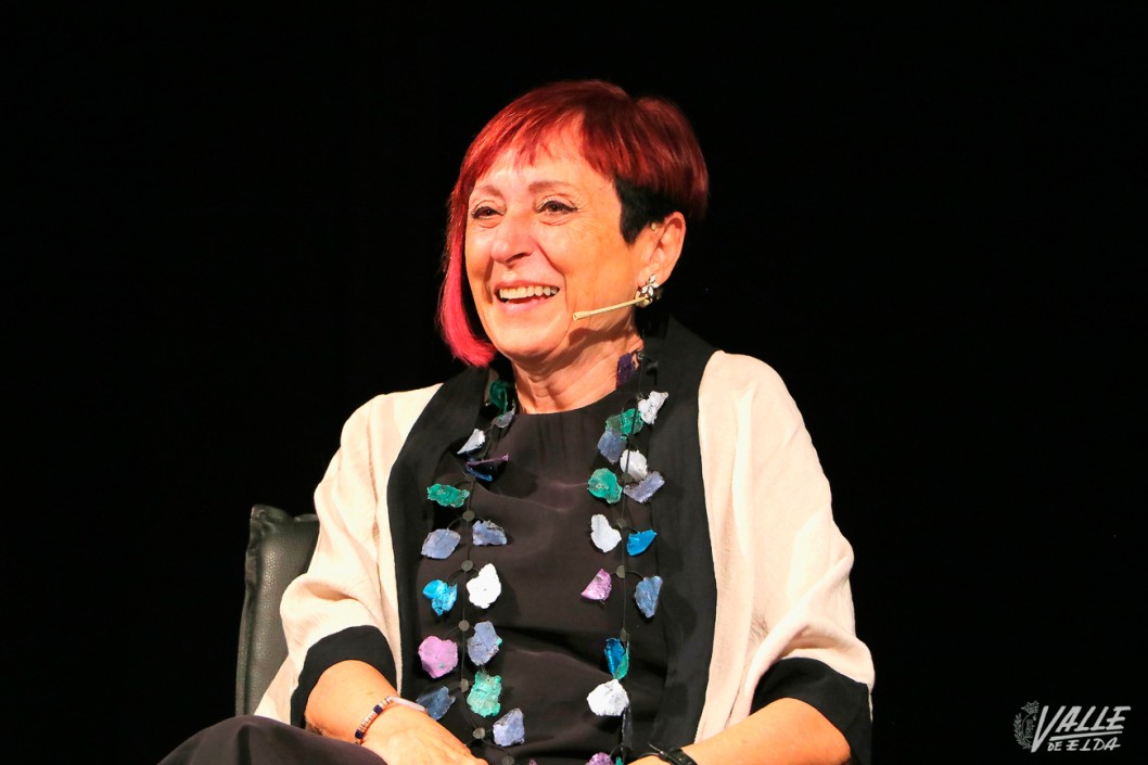 Elda arropa a Elia Barceló en la presentación de su nuevo libro Elda arropa a Elia Barceló en la presentación de su nuevo libro