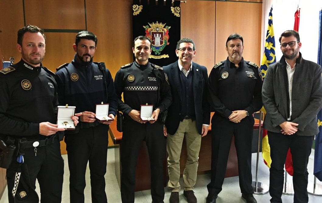 Petrer reconoce la labor del inspector y de dos agentes de la Policía Local del municipio para destapar un caso de estafa Petrer reconoce la labor del inspector y de dos agentes de la Policía Local del municipio para destapar un caso de estafa