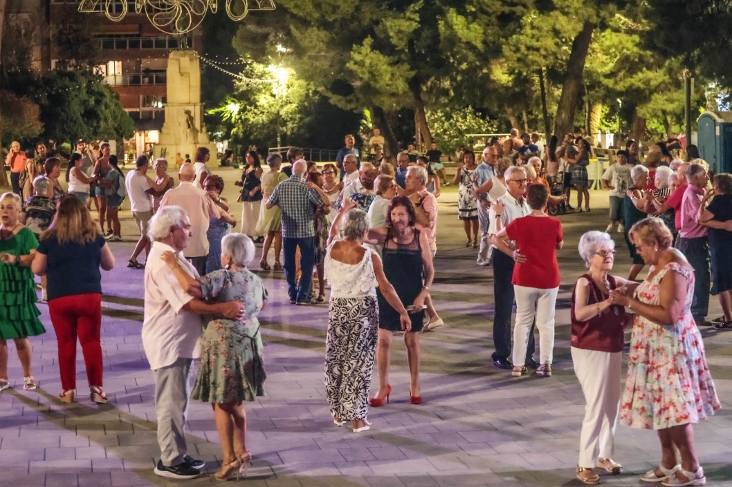 Los bailes de mayores se celebrarán en la plaza Castelar durante todo agosto Los bailes de mayores se celebrarán en la plaza Castelar durante todo agosto