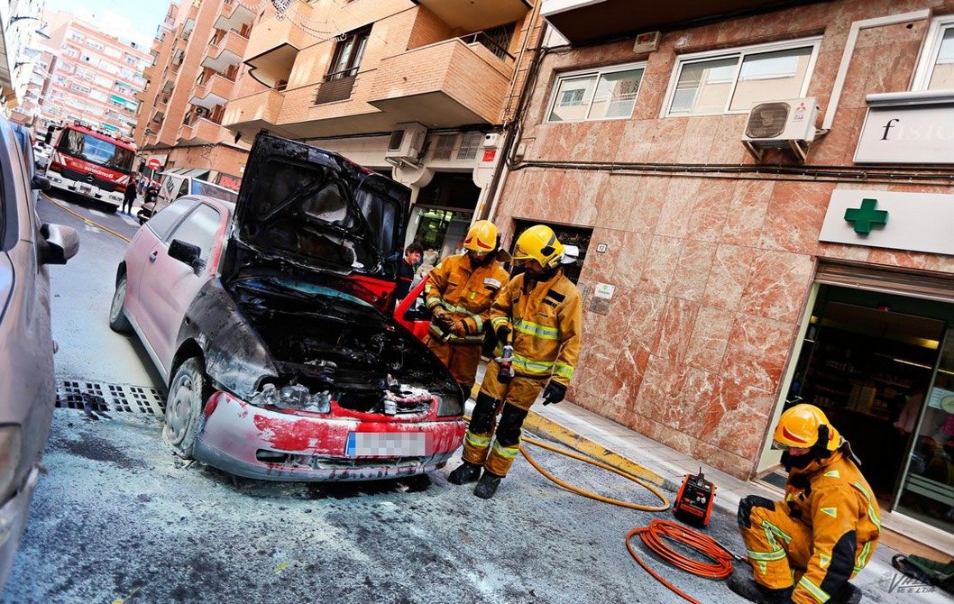 Una conductora se ve sorprendida por el incendio de su vehículo en la céntrica calle José María Pemán de Elda Una conductora se ve sorprendida por el incendio de su vehículo en la céntrica calle José María Pemán de Elda