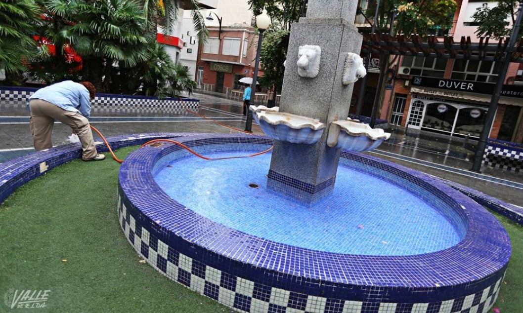 Limpian la fuente de la Plaza Sagasta Limpian la fuente de la Plaza Sagasta