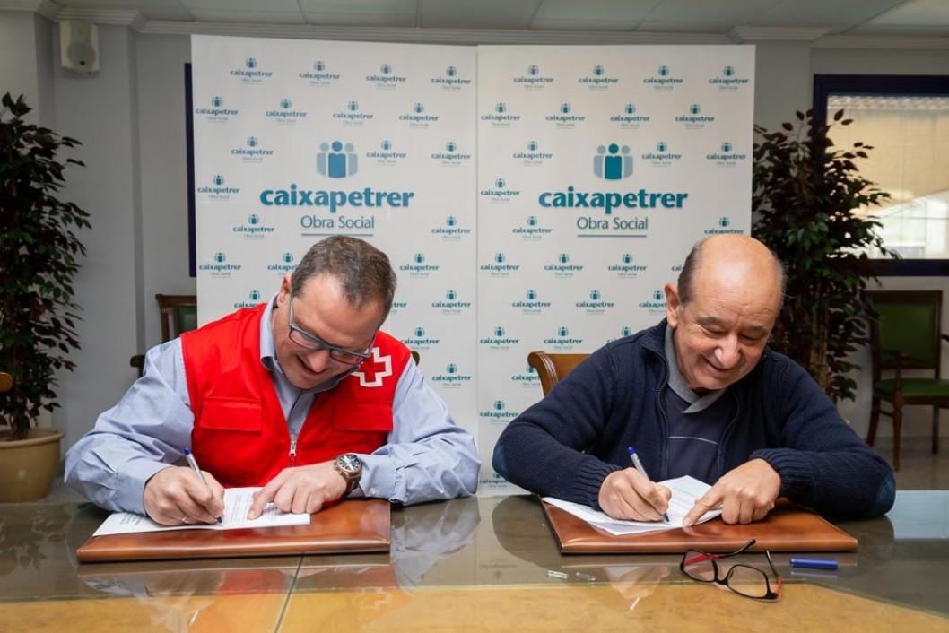 Caixapetrer sigue apoyando a Cruz Roja de Elda y Petrer en sus proyectos asistenciales Caixapetrer sigue apoyando a Cruz Roja de Elda y Petrer en sus proyectos asistenciales