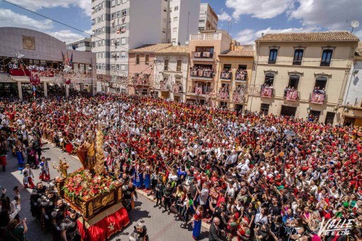 San Bonifacio, M&aacute;rtir, baja de su ermita arropado por los festeros