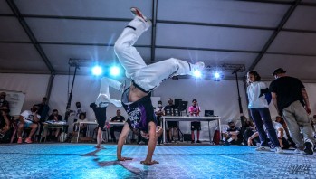 Elda vuelve a bailar break dance