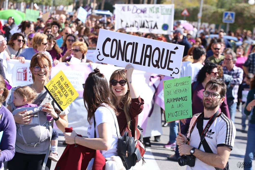 Las mujeres llenan de feminismo las calles de Elda y Petrer por el 8 de Marzo Las mujeres llenan de feminismo las calles de Elda y Petrer por el 8 de Marzo