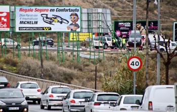 Un veh&iacute;culo colisiona contra una valla publicitaria a la salida de Elda