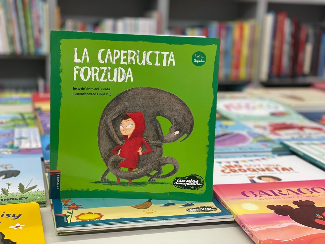 "La Caperucita forzuda" de Vivim del Cuentu con ilustraciones de Albert Vitó "La Caperucita forzuda" de Vivim del Cuentu con ilustraciones de Albert Vitó
