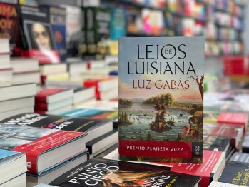 "Lejos de Luisiana" de Luz Gab&aacute;s