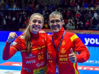Las "Guerreras", con los petrerenses Paula Arcos y Jos&eacute; Ignacio Prades, a cuartos del Mundial