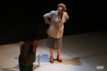 "La profesora" puso en pie al Teatro Castelar