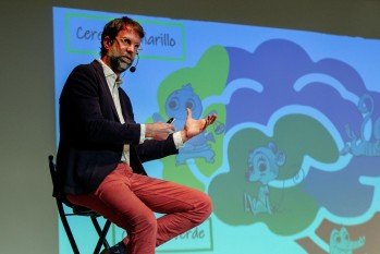 Gran acogida a la charla de Rafa Guerrero sobre inteligencia emocional en el centro Sagrada Familia