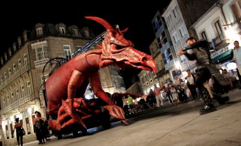 Una batalla &eacute;pica entre un drag&oacute;n de 16 metros y Jaime I en la Plaza Castelar para celebrar el 9 de Octubre