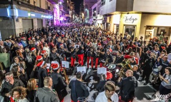Miles de personas celebran en la calle la Tardebuena eldense
