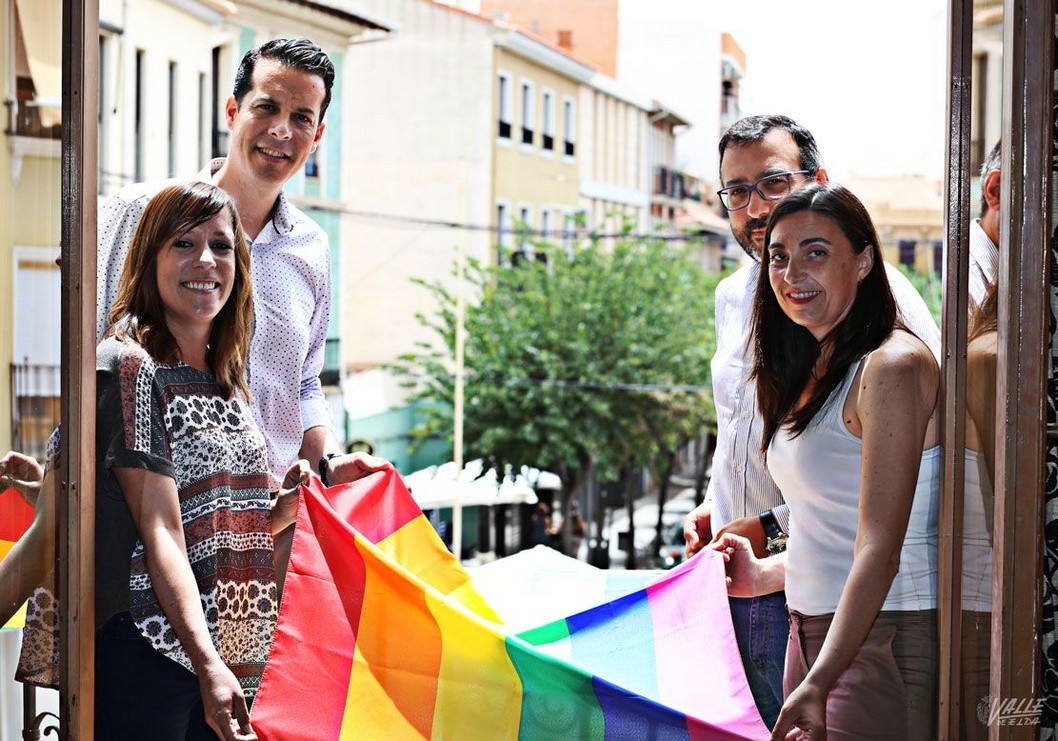 La bandera del arcoiris ondea en el Ayuntamiento de Elda La bandera del arcoiris ondea en el Ayuntamiento de Elda