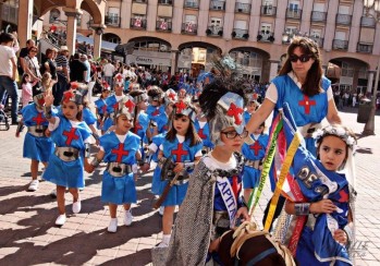 Los alumnos de Padre Manj&oacute;n celebran sus propios Moros y Cristianos