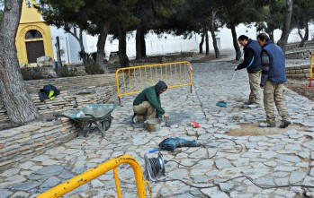 Los trabajadores del Plan de Empleo contin&uacute;an con la mejora de las infraestructuras municipales 