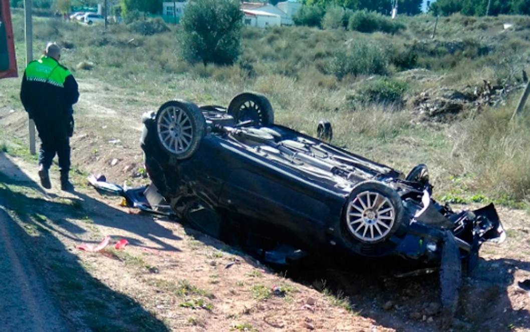 Un coche se sale de la carretera de Monóvar y da varias vueltas de campana Un coche se sale de la carretera de Monóvar y da varias vueltas de campana