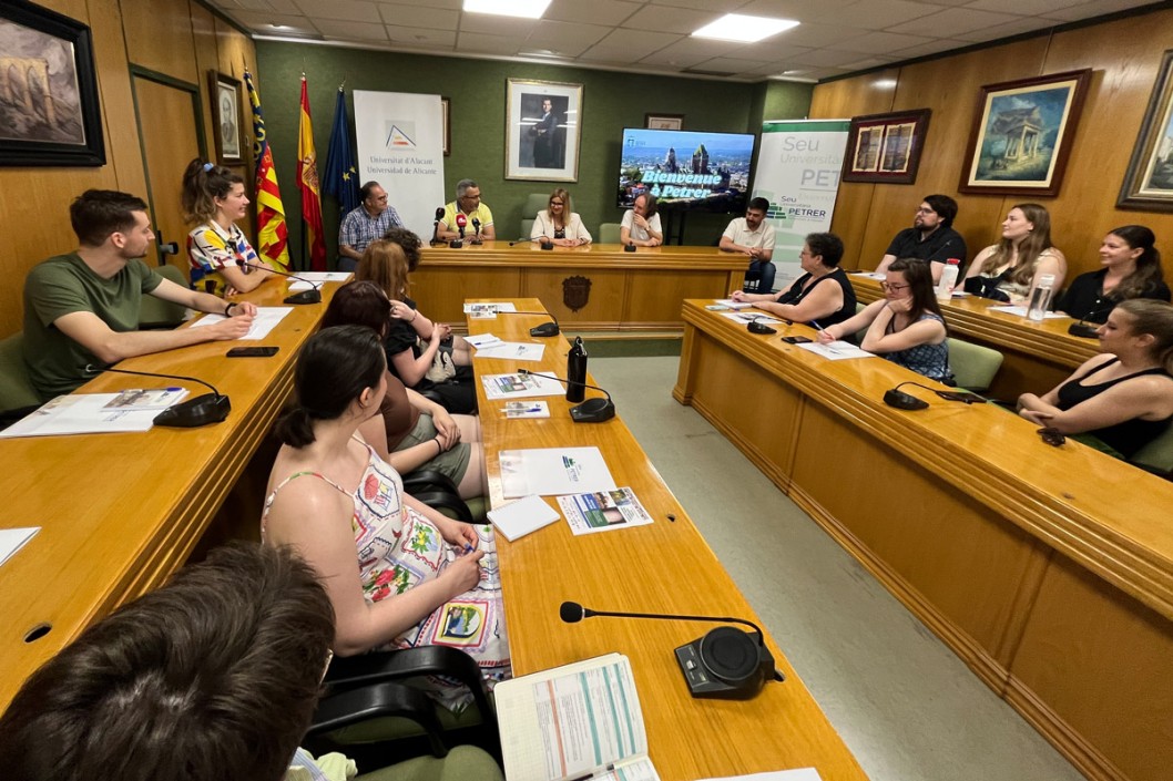 Estudiantes y docentes de Canadá llegan a Petrer Estudiantes y docentes de Canadá llegan a Petrer