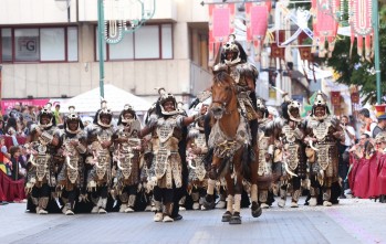 Los Moros y Cristianos de Alcoy desfilan en Elda con la escuadra "Negres i Verds"