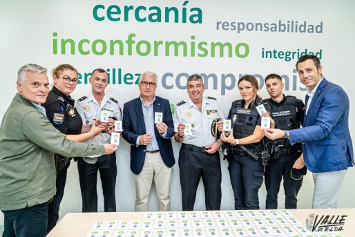 Caja Rural Central homenajea a la Polic&iacute;a Nacional con la entrega de una moneda conmemorativa por su 200 aniversario