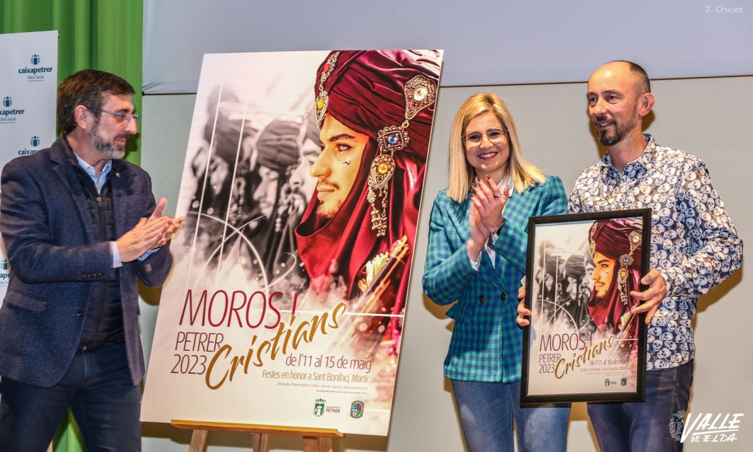 La majestuosidad mora protagoniza el cartel de Moros y Cristianos de Petrer La majestuosidad mora protagoniza el cartel de Moros y Cristianos de Petrer