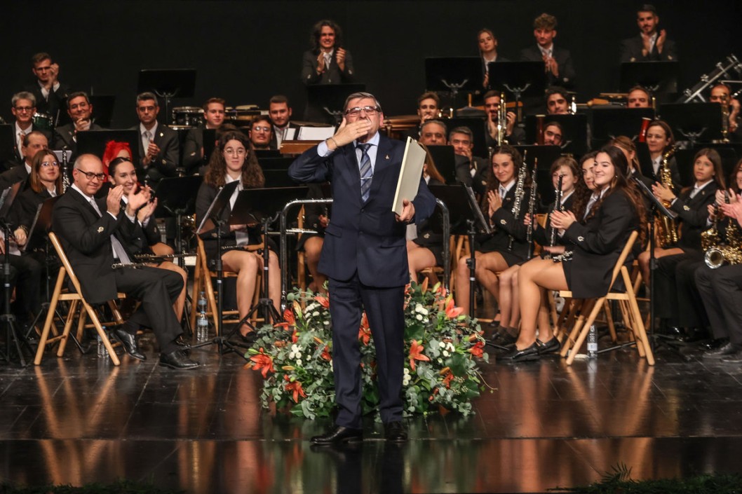 La Santa Cecilia nombra a Miguel Quiles presidente de honor durante su Concierto Extraordinario La Santa Cecilia nombra a Miguel Quiles presidente de honor durante su Concierto Extraordinario