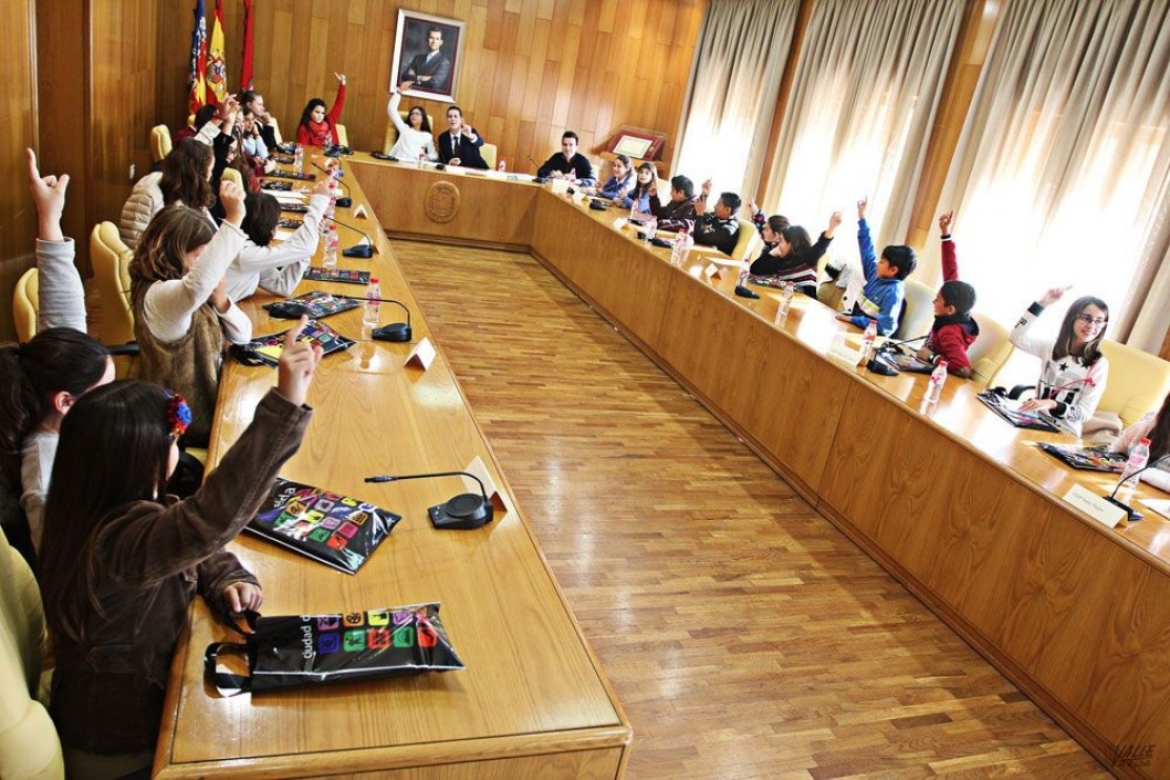 Los estudiantes de 5º de Primaria de Elda participarán en un pleno infantil Los estudiantes de 5º de Primaria de Elda participarán en un pleno infantil