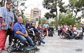 Un grupo de discapacitados reivindica mejoras para desplazarse por la calle sin obst&aacute;culos