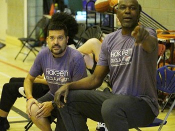 Daniel Mart&iacute;nez y Borja Sabater colaboran con el exjugador de la NBA Hakeem Olajuwon