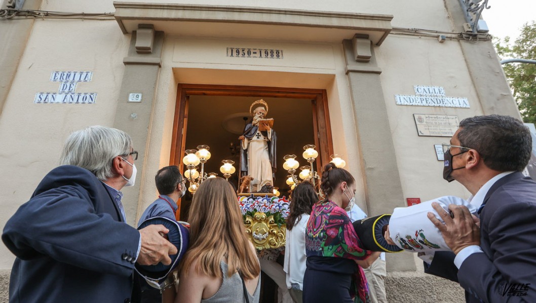 San Antón sale de su ermita San Antón sale de su ermita