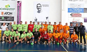 El balonmano rinde un sentido homenaje a Juan Pedro de Miguel