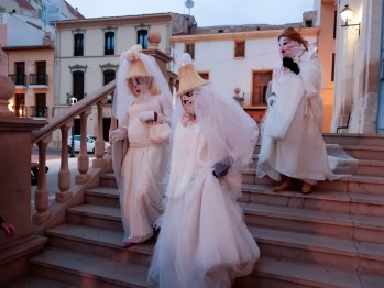 A ballar la dansa al carrer major