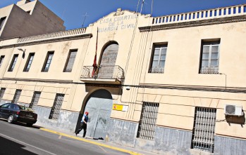 El Ayuntamiento de Elda firma un acuerdo para convertir la Casa Cuartel de la Guardia Civil en un centro multicultural