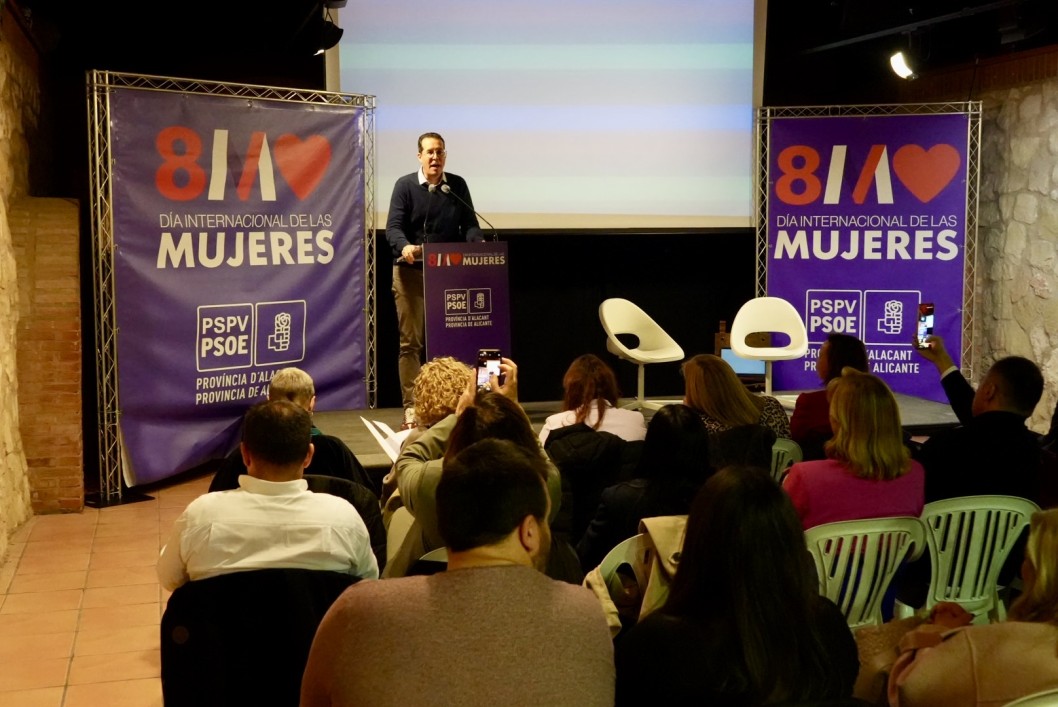 Leire Paj&iacute;n, Rub&eacute;n Alfaro e Irene Navarro protagonizaron el acto "Voces feministas frente a los retos del presente"