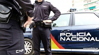 Detienen al hombre que fue apu&ntilde;alado por su hija mientras estrangulaba a su mujer