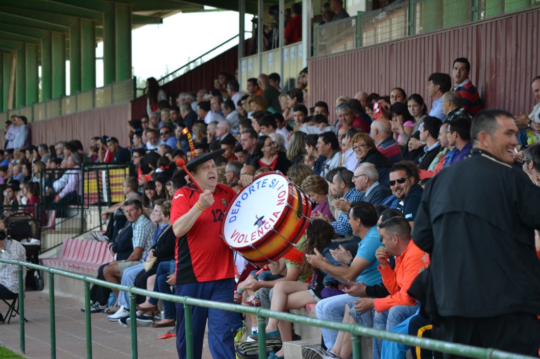 Manolo “el del Bombo” animó al Eldense Manolo “el del Bombo” animó al Eldense