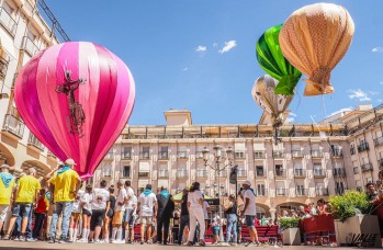 Miles de personas participan en la traca y los globos en el d&iacute;a dedicado al Cristo del Buen Suceso