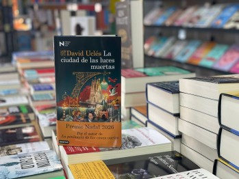 "La ciudad de los luces muertas" de David Ucl&eacute;s