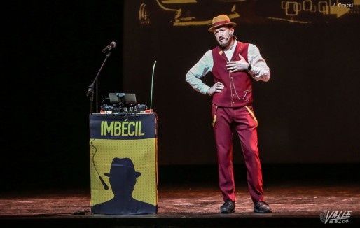 &Aacute;lex O'Dogherty se meti&oacute; en el bolsillo al p&uacute;blico de Petrer a base de humor