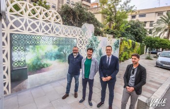 La renovada Plaza del Zapatero culmina con el trampantojo de los eldenses Alejandro y Carlos Mart&iacute;nez