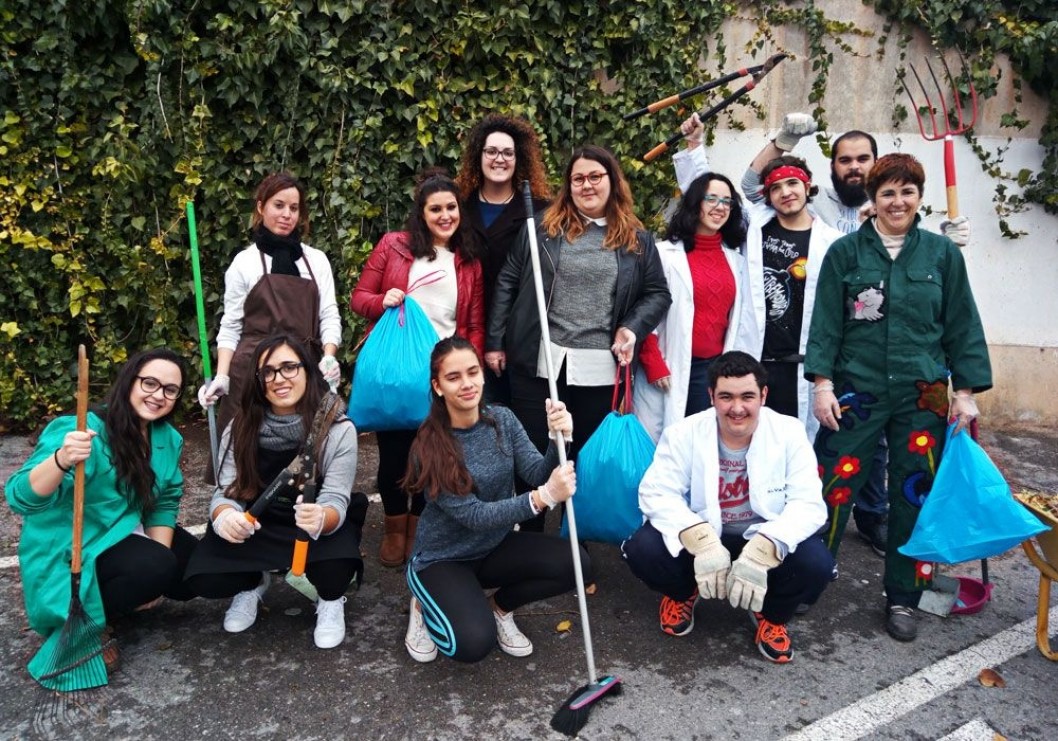 Los alumnos del Centro Integrado Valle de Elda realizan prácticas de limpieza en el parking del hospital Los alumnos del Centro Integrado Valle de Elda realizan prácticas de limpieza en el parking del hospital