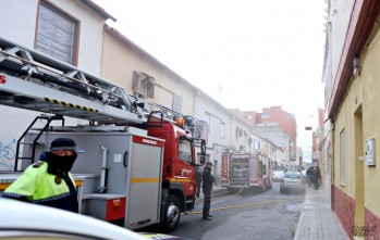 La Polic&iacute;a Local de Petrer salva a dos mujeres atrapadas en su vivienda tras declararse un incendio