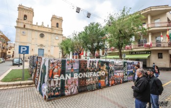 La Pla&ccedil;a de Baix se engalana para las fiestas de Moros y Cristianos