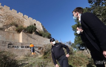 Una declaraci&oacute;n de amor en forma de pintada da&ntilde;a el castillo de Petrer