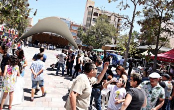 Cientos de personas disfrutan de la Plaza Castelar en el segundo d&iacute;a tras su reapertura
