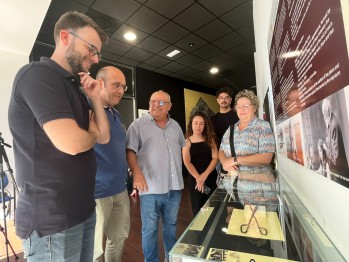 La petrerense Carmen Montesinos dona al Museo D&aacute;maso Navarro unas tenacillas de rizar el pelo de principios del siglo XX